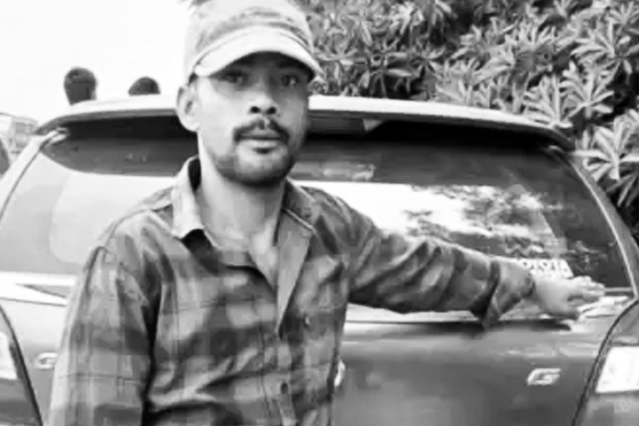 নতুন বছর শুরুর মধ্যরাতে উদ্যাপনে মেতেছিলেন যুবক।