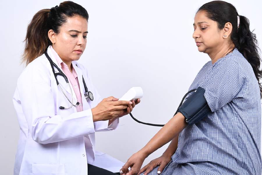 রক্তচাপ কমে গেলে রোগীর ঘাড়ে, কানের লতির দু’পাশে ও চোখেমুখে ঠান্ডা জলের ঝাপটা দিতে হবে।