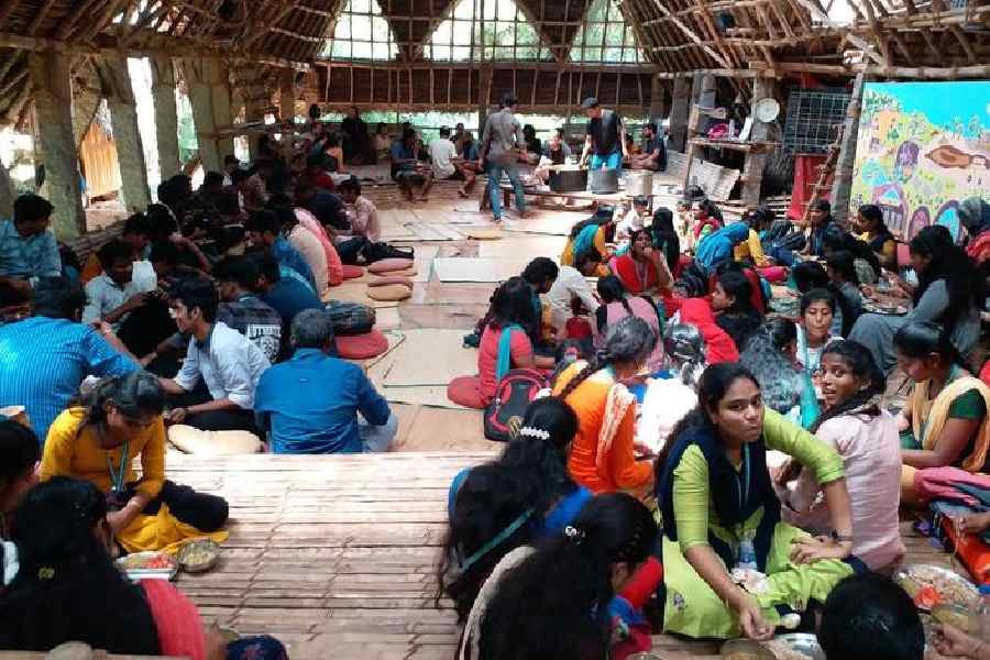 বিদেশি হয়েও ভারতের জন্য তাঁদের এই কাজ প্রশংসনীয় বলে মনে করছেন অনেকেই। 