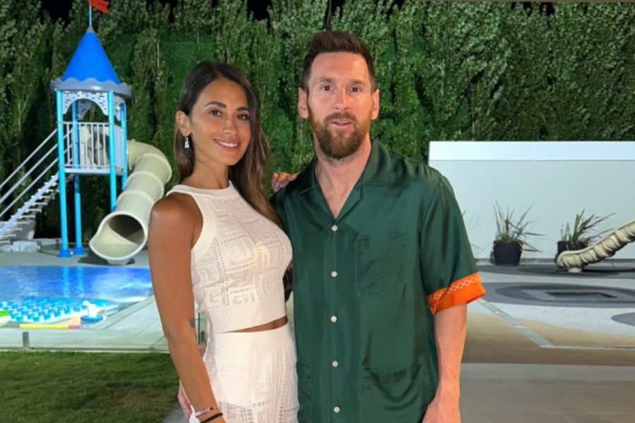 রোসারিয়োর বাড়িতে নতুন তৈরি ওয়াটার স্লাইডের সামনে স্ত্রী আন্তোনেল্লার সঙ্গে মেসি।