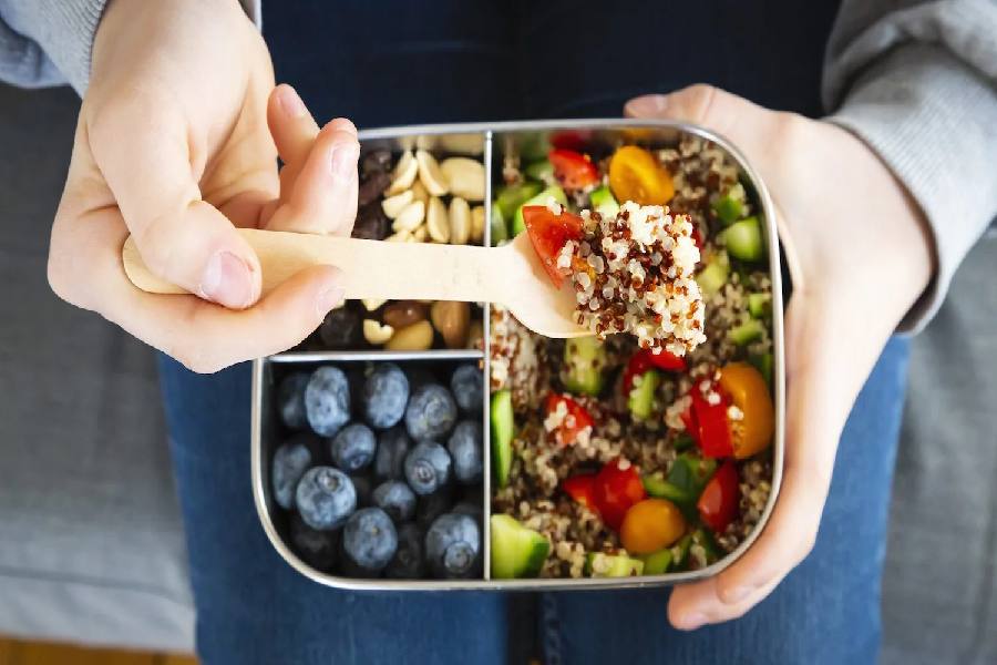 স্বাস্থ্যের যত্ন নিতে সঠিক সময়ে পর্যাপ্ত পরিমাণে খাওয়াদাওয়া করাটাই দস্তুর।