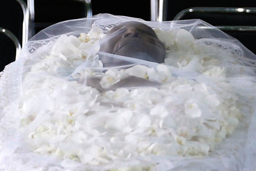 স্যান্টোস স্টেডিয়ামে শায়িত পেলের মরদেহ।