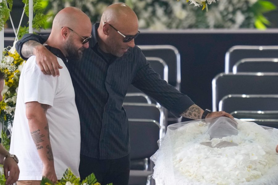 পেলের কপালে হাত রেখে প্রার্থনা করে শ্রদ্ধা জানানোর প্রক্রিয়া শুরু করেন এডিনহো।