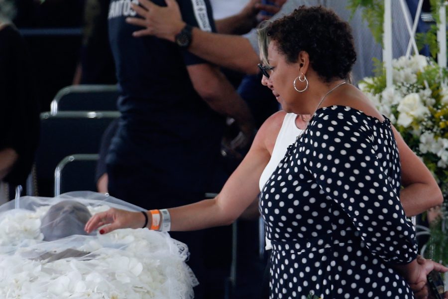 পেলের মরদেহের সামনে মেয়ে কেলি।