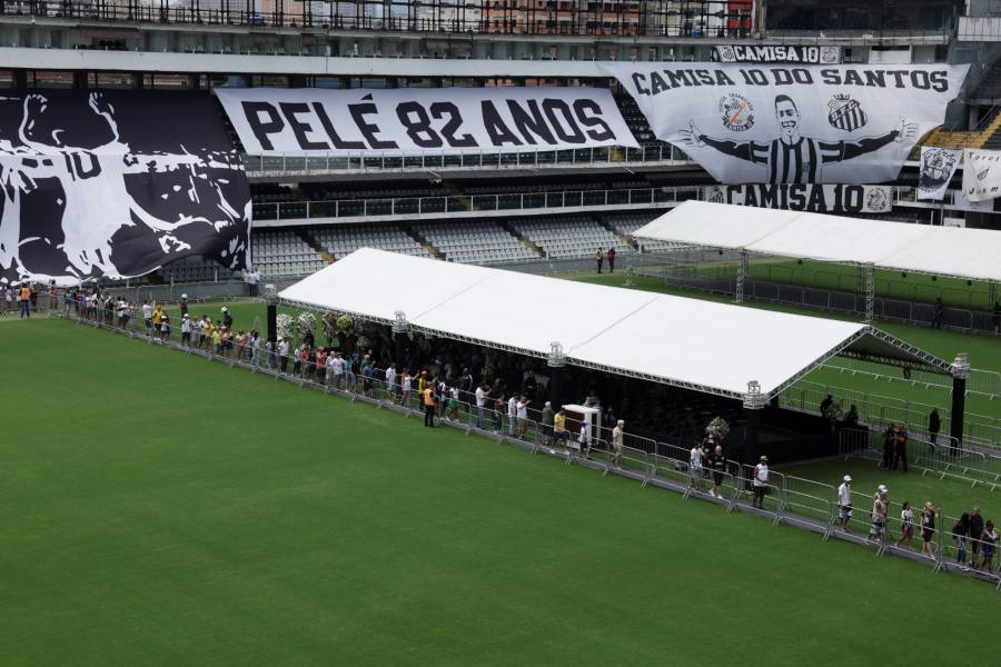 স্টেডিয়ামের মাঝখানে তৈরি করা সেই অস্থায়ী মঞ্চ।