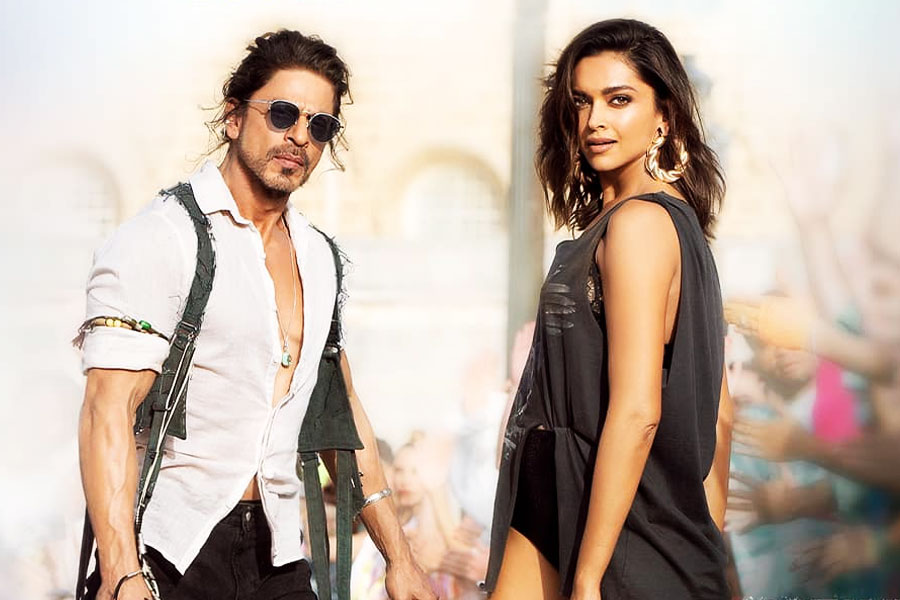 ‘বেশরম রং‌’ হোক বা ‘ঝুমে জো পাঠান’— এখন বলিপাড়ার সবচেয়ে বিতর্কিত বিষয় ‘পাঠান’ ছবির মু্ক্তি পাওয়া এই দু’টি গানের ভিডিয়ো। ছবি মুক্তি পাওয়ার আগেই চর্চায় শাহরুখ এবং দীপিকা।