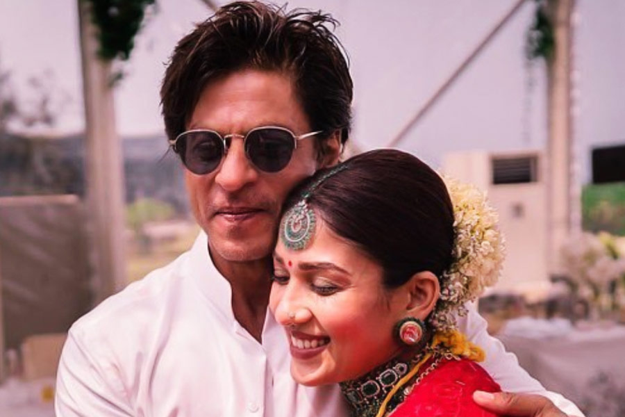 শাহরুখের সঙ্গে ‘জওয়ান’ ছবিতে অভিনয় করতে দেখা যাবে নয়নতারা এবং বিজয় সেতুপতির মতো দক্ষিণী ফিল্ম ইন্ডাস্ট্রির জনপ্রিয় তারকাদের। পার্শ্বচরিত্রে অভিনয় করবেন থালাপতি বিজয়। দেশ জুড়ে হিন্দি, তামিল, তেলুগু, মালয়ালম এবং কন্নড় ভাষায় এই ছবিটি দেখানো হবে।