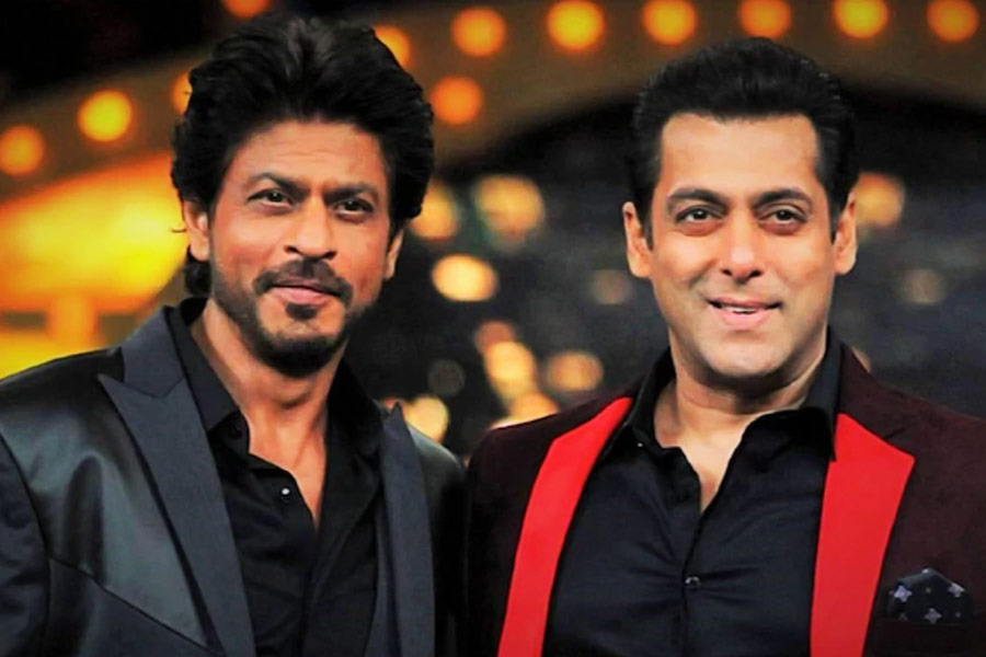 ‘টাইগার ৩’ ছবিতে একটি ছোট চরিত্রে অভিনয় করতে দেখা যাবে শাহরুখকে। শুধু তা-ই নয়, ‘পাঠান’ ছবিতে ক্যামিয়ো চরিত্রে অভিনয় করবেন সলমন খানও।