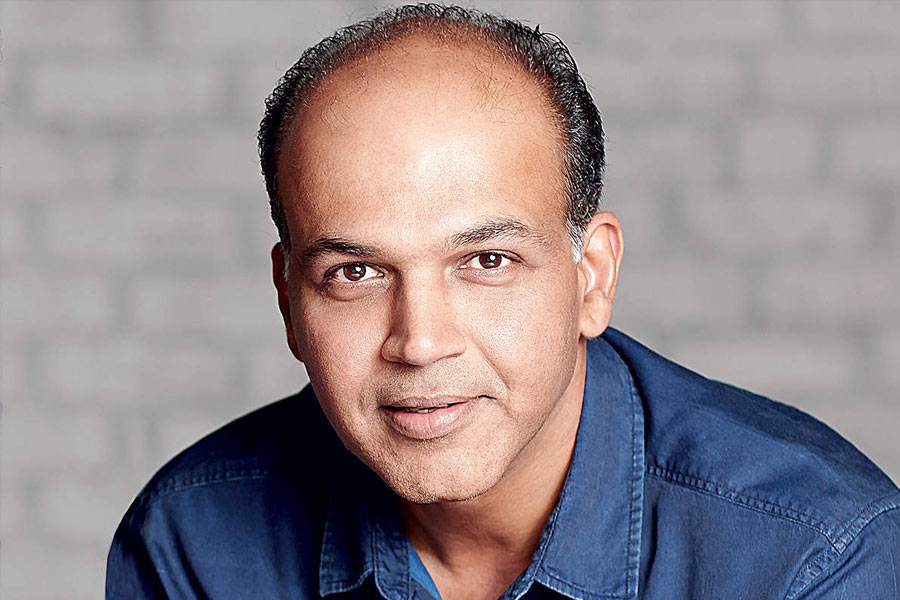 ভারতের সেনা এবং বিমান বাহিনীকে সম্মান জানাতে ‘অপারেশন খুকরি’ সম্পর্কিত যাবতীয় খুঁটিনাটি বড় পর্দায় ফুটিয়ে তোলার চেষ্টা করছেন বলিপাড়ার পরিচালক আশুতোষ গোয়ারিকর।