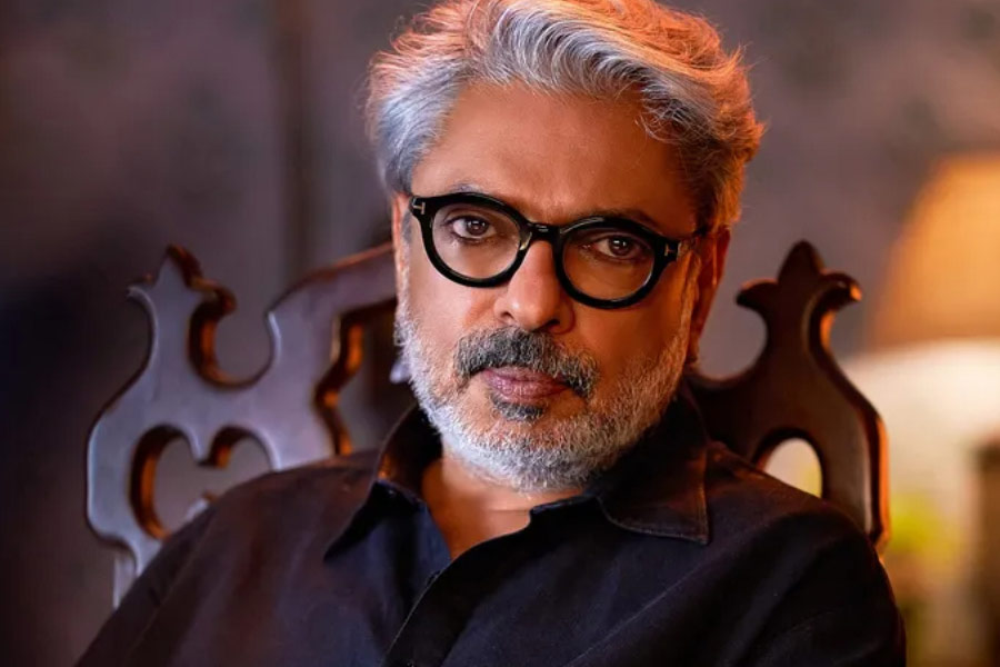 এক জন ভারতীয় প্রেমে প়ড়েছেন নরওয়ের এক মহিলার। প্রেমিকার জন্য ভারত থেকে সাইকেল চালিয়ে নরওয়ে যান ভারতীয় প্রেমিক। এটি একটি সত্যি ঘটনা। এই মিষ্টি প্রেমের গল্প বড় পর্দায় ফুটিয়ে তোলার ভাবনাচিন্তা করছেন সঞ্জয় লীলা ভন্সালী।