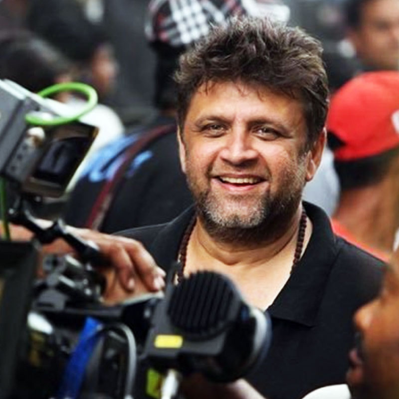 ‘ইন্ডিয়া টুডে’কে দেওয়া এক সাক্ষাৎকারে রাহুল বলেছিলেন, ‘‘আমি আর শাহরুখ যখন কথা বলি তখন দু’জনেই দু’জনের সঙ্গে মত এবং চিন্তাভাবনার আদান-প্রদান করি। আমি মনে করি আমরা দু’জন একসঙ্গে এমন কাজ করব, যা আমাদের দু’জনকেই জীবনের রসদ জোগাবে।’’ তবে এই প্রসঙ্গে বিস্তারিত আর কিছু জানাননি তিনি। বলিপাড়ার একাংশের দাবি, এই বছরে শাহরুখের সঙ্গে কাজ করবেন পরিচালক।