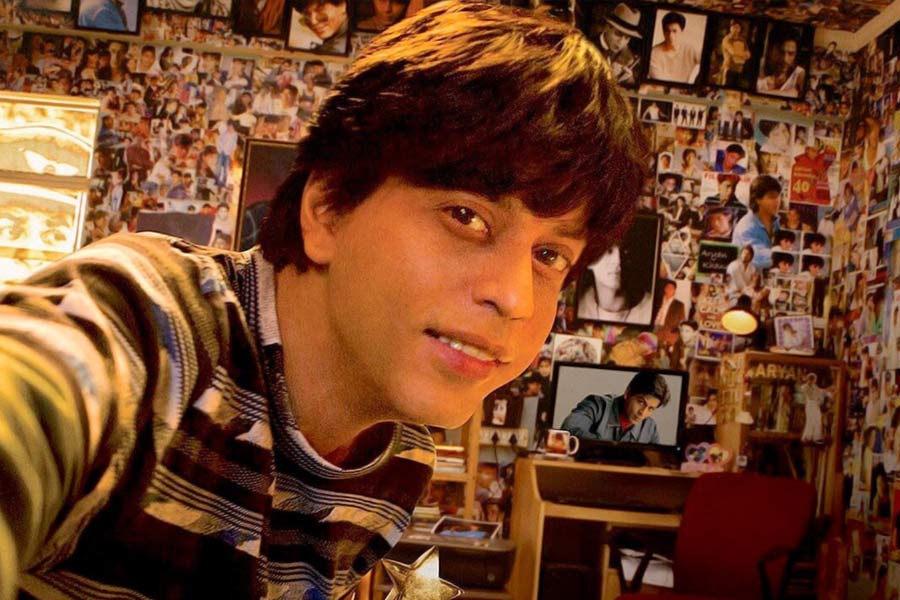 বিগত কয়েক বছরে ‘ফ্যান’, ‘জ়িরো’, ‘হ্যারি মেট সেজল’-এর মতো ছবিতে শাহরুখের অভিনয় সে রকম মনকাড়া ছিল না। কবে অভিনেতার সেই দুর্ধর্ষ অভিনয় দেখতে পাবেন সেই অপেক্ষা ছিল দর্শকের। ‘ব্রহ্মাস্ত্র’ ছবির প্রথম পর্ব হোক অথবা ‘রকেট্রি: দ্য নাম্বি এফেক্ট’— দু’টি সিনেমায় পার্শ্বচরিত্রে অভিনয় করেছেন শাহরুখ। তাই এই বছরে যেন অভিনেতার একবিন্দু সুযোগও ছাড়তে চাইছেন না।