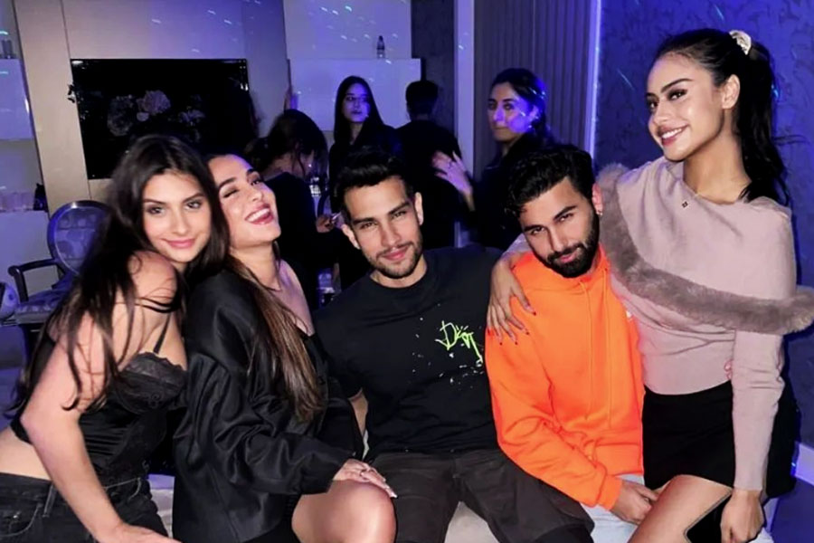 নায়সা এবং ওরহানই অবশ্য সেই পার্টিতে ছিলেন না। তাঁদের সঙ্গে ছিলেন কয়েক জন বন্ধুবান্ধবও। সাধারণত নায়সা এবং ওরহান যখন একসঙ্গে কোনও অনুষ্ঠানে উপস্থিত থাকেন, বেশির ভাগ সময় সেই অনুষ্ঠানে তারকা সন্তানদের দেখা যায়।