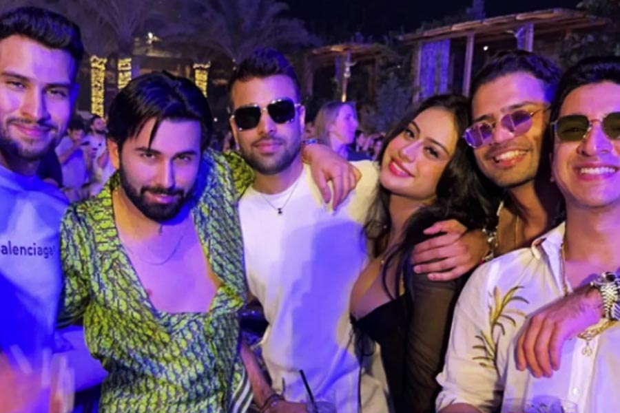 নাচ-গান এবং সুরাপানে মজেছিলেন নায়সার বন্ধুবান্ধবরা। নতুন বছরকে স্বাগত জানানোর জন্য পার্টিতে মেজাজে ছিলেন সকলে। 