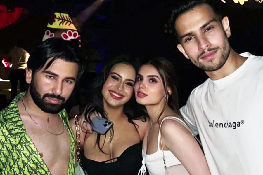 বর্ষবরণের ওই পার্টির আরও কিছু মুহূর্ত ইতিমধ্যেই সমাজমাধ্যমে ঘোরাফেরা করছে। নায়সা এবং ওরহানের বন্ধুরা কখনও একে অপরকে জড়িয়ে ধরে রয়েছেন, কখনও বা একে অপরের গালে চুমু খাচ্ছেন।