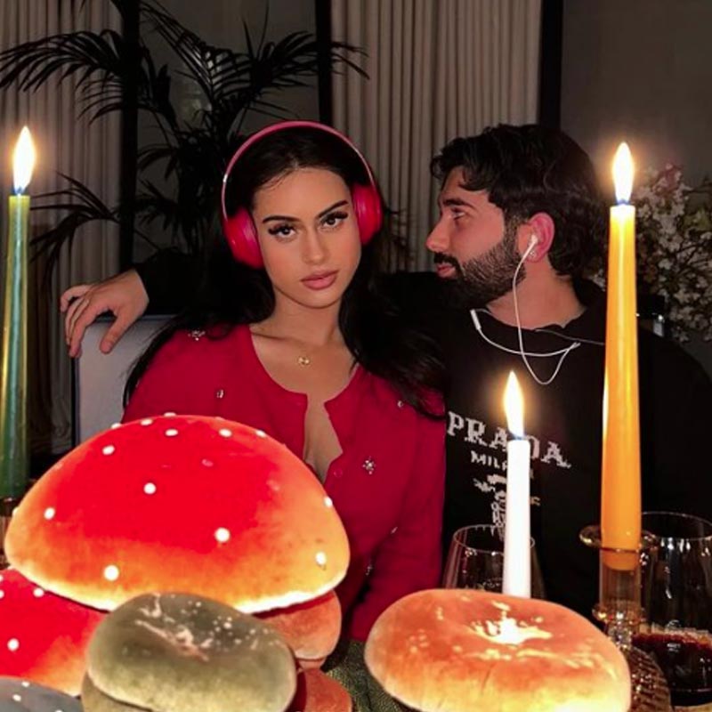 শুধু বর্ষবরণের পার্টিতেই নয়, বড়দিন উপলক্ষেও ওরহানের সঙ্গে দেখা গিয়েছিল নায়সাকে। পাপারাৎজিদের ক্যামেরায় ধরা পড়েছিলেন নায়সা এবং ওরহান। রাস্তায় মানুষের ঢল থাকলেও তার মধ্যে দিয়ে হাত ধরে হেঁটে যাচ্ছিলেন দু’জনে।