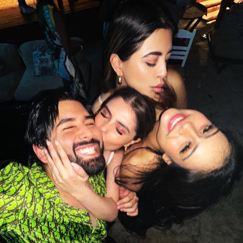 নায়সা এবং তাঁর বন্ধুবান্ধবদের অন্তরঙ্গ ছবি সমাজমাধ্যমে প্রকাশ পেতেই আবার চর্চায় চলে আসেন অজয়-কন্যা। পরিবার থেকে দূরে বন্ধুবান্ধবদের নিয়ে মেতে রয়েছেন দেখে নেটব্যবহারকারীদের কটাক্ষের শিকার হন তিনি।