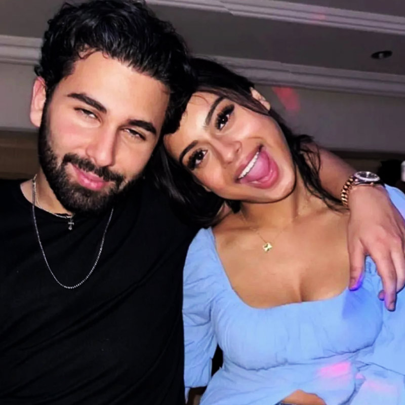 সমাজকর্মী তথা অ্যানিমেশন শিল্পী ওরহানের সঙ্গে নায়সার এত মেলামেশা ইদানীং বেশ ‘চোখে লাগছে’ বলে মত একাংশের। তাঁরা শুধুমাত্র বন্ধুত্বের সম্পর্ক থাকতেই পারে না, ১৮ বছর বয়স হতে না হতে নায়সা এমন ‘বিপথে’ যাচ্ছেন কী ভাবে— তা নিয়ে হামেশাই ক্ষোভপ্রকাশ করতে দেখা যায় নেটব্যবহারকারীদের।