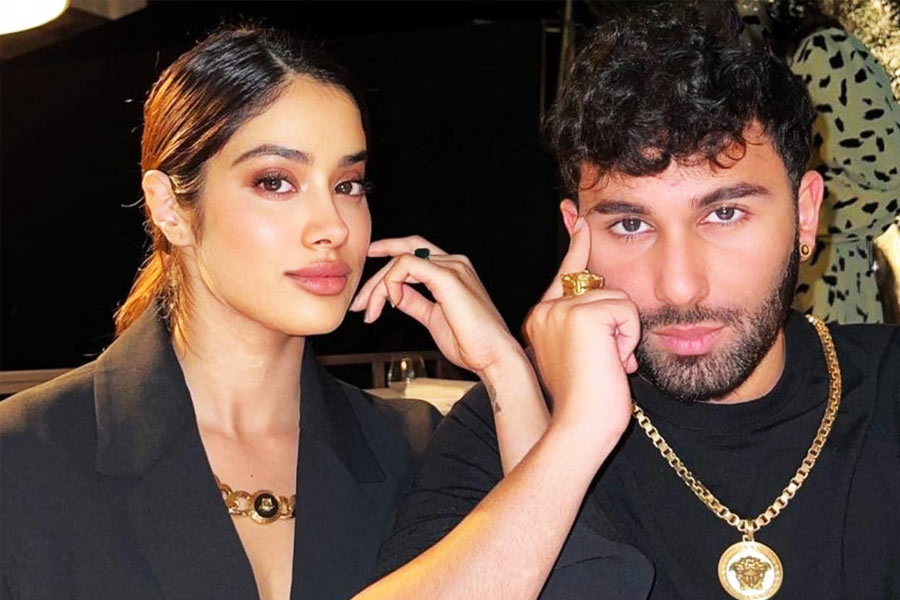 তবে বলিপাড়ায় কানাঘুষো শুনতে পাওয়া যায় যে, শ্রীদেবীর কন্যা জাহ্নবীর সঙ্গে প্রেম করেন ওরহান। নায়সার ছোটবেলার বন্ধু তিনি। তাই দুই বন্ধুকে বেশির ভাগ সময় একসঙ্গে দেখা যায়।