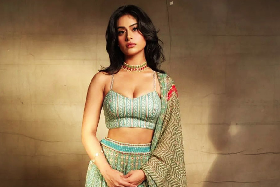 সম্প্রতি নায়সা তাঁর ভোলবদল করিয়েছেন। পোশাকেও পরিবর্তন লক্ষ করা গিয়েছে তাঁর। তা নিয়ে বলিপাড়ায় রব উঠেছে যে খুব শীঘ্রই বাবা-মায়ের পথ অনুসরণ করে বলিউডে কেরিয়ার শুরু করতে চলেছেন নায়সা। তাই এত আয়োজন, এত বদল।