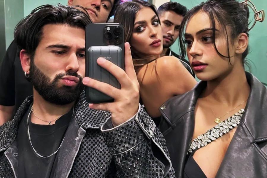 এই মুহূর্তে সিঙ্গাপুরের একটি স্কুলে পড়াশোনা করছেন নায়সা। এর মাঝেই বার বার ইনস্টাগ্রামের পাতায় ধরা পড়েছেন তিনি। কখনও তাঁর বন্ধুবান্ধবদের সঙ্গে সময় কাটানোর ছবি, কখনও বা তাঁর নিজস্বী। নায়সার প্রতি মুহূর্তের হালহকিকত সমাজমাধ্যমের পাতায় দেখা যায়। কোনও ছবিতে অভিনয় না করেই নিজের অনুরাগীমহল তৈরি করে ফেলেছেন নায়সা। অজয় এবং কাজলের কন্যাকে বড় পর্দায় দেখতে পাওয়ার আশায় দিন গুনছেন দর্শক।