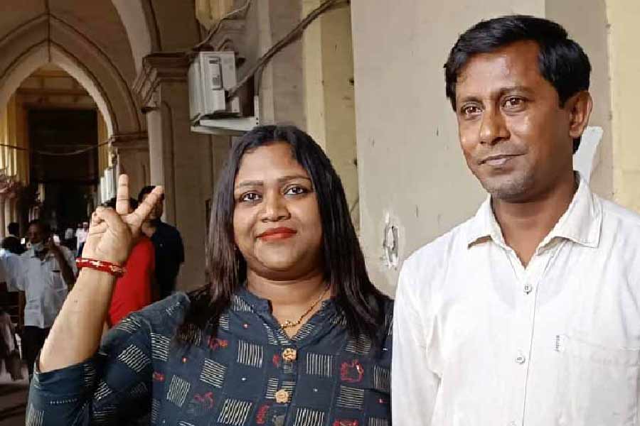 রাজ্যের হাই কোর্ট নিয়োগ দুর্নীতির ‘শুদ্ধকরণের’ সূচনা করেছিল ববিতাকে চাকরি দেওয়ার মাধ্যমে। তবে  সাম্প্রতিক বিতর্ক মানলে, সেই চাকরির আসল দাবিদার ববিতা নন! বরং শিলিগুড়ির এসএসসি পরীক্ষার্থী অনামিকা রায়।