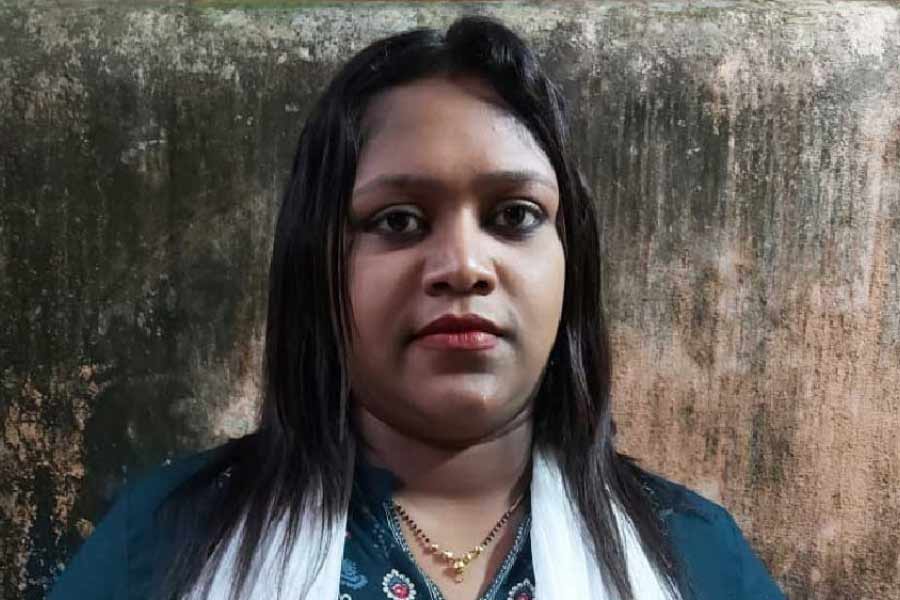 এসএসসির প্রার্থীর যোগ্যতার নিরিখে ববিতার থেকে র‌্যাঙ্কিংয়ে এক ধাপ পিছিয়ে ছিলেন অনামিকা। ফলে অঙ্কিতার চাকরি পান ববিতা। কিন্তু সম্প্রতি সমাজমাধ্যমে ভাইরাল হওয়া একটি তথ্য বলছে সেই র‌্যাঙ্কিংয়ে ভুল ছিল।