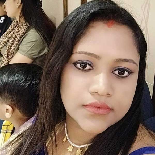 কী ভুল? গত ২৬ ডিসেম্বর ভাইরাল হয় একটি ছবি। ছবিটি এসএসসির কাছে জমা দেওয়া ববিতার আবেদনপত্রের। তাতে দেখা যাচ্ছে, স্নাতক স্তরে ৮০০ নম্বরের মধ্যে ৪৪০ নম্বর পেয়েছেন ববিতা। অর্থাৎ, শতকরা হিসাবে ৫৫ শতাংশ। অথচ আবেদনপত্রে স্নাতক স্তরের প্রাপ্ত নম্বরের শতকরা হিসাবে লেখা রয়েছে ৬০ শতাংশ বা তার বেশি নম্বরের কথা। 