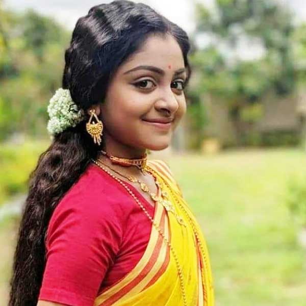 সব্যাসাচীর বিপরীতে অভিনয় করতে দেখা যাবে অভিনেত্রী সুস্মিলি আচার্যকে।