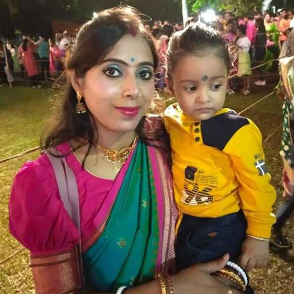 সোমবারই নিজের কথা রেখে তাঁর নিয়োগ সংক্রান্ত জটিলতার কথা জানিয়ে আদালতে যান ববিতা। তার পরেই ববিতার চাকরি বাতিলের আবেদন জানান অনামিকা। বুধবার শিলিগুড়ির দুই কন্যার শুনানি আদালতে। যদিও অনামিকা জানিয়েছেন, ববিতার বিরুদ্ধে তাঁর কোনও ব্যক্তিগত বিরোধ নেই। তিনি শুধু নিজের অধিকারের কথা জানিয়েছেন।