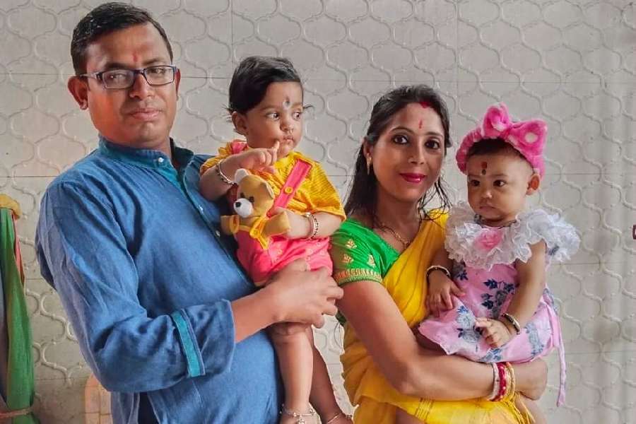 প্রসঙ্গত, বেসরকারি স্কুলের শিক্ষিকা অনামিকা এখন যমজ সন্তানের মা। স্বামী শুভজিৎ বিশ্বাস বেসরকারি সংস্থার কর্মী।