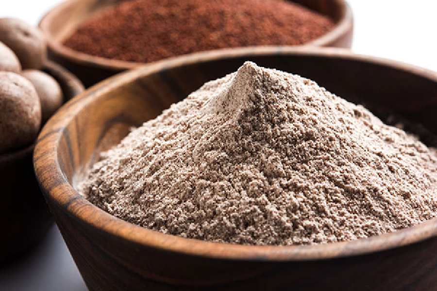 ময়দা খেতে না চাইলে বিকল্প হিসাবে খেতে পারেন রাগির আটা।