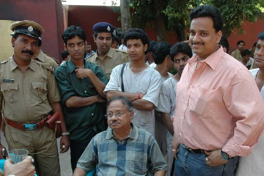 টলিপাড়ায় প্রচলিত ছিল যে, বাঙালি সংসারের সদস্যদের পারস্পরিক সম্পর্কের বুনট, ভালবাসা, জটিলতা পরিচালক অঞ্জনের মতো অন্য কোনও পরিচালক বুঝতেন না। আর সেই জন্যই হয়তো বাঙালি সংসারের পটভূমিতে ‘গুরুদক্ষিণা’, ‘চৌধুরী পরিবার’, ‘বড় বউ’, ‘ছোট বউ’-এর মতো একের পর এক ছবি বাঙালিদের উপহার দিয়ে গিয়েছেন তিনি।