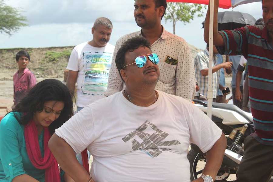 গত ১৭ ডিসেম্বর ‘ফেরারি মন’ ধারাবাহিকে কাজ করার সময় শুটিং ফ্লোরে হঠাৎই অসুস্থ হয়ে পড়েন সন্দীপ। ইকবালপুরের এক নার্সিং হোমে ভর্তি করানো হয় তাঁকে।