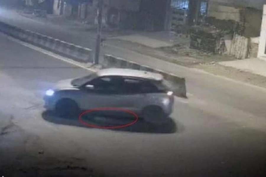 রাস্তা থেকে অঞ্জলির নগ্ন দেহ উদ্ধার হয়। তরুণীর পরিবার অভিযোগ তুলেছে, তাঁকে ধর্ষণ করা হয়েছিল। কিন্তু মঙ্গলবার ময়নাতদন্তের রিপোর্টে বলা হয়েছে, তরুণীর যৌনাঙ্গে আঘাতের কোনও চিহ্ন নেই। যৌন হেনস্থা হয়নি তাঁর।