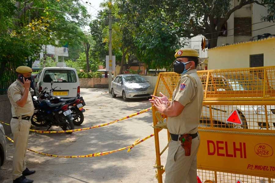 তরুণীকে গাড়িতে ধাক্কা দেওয়ার অভিযোগে পাঁচ যুবককে গ্রেফতার করেছে পুলিশ। তাঁরা হলেন, দীপক খন্না, অমিত খন্না, মনোজ মিত্তল, কৃষ্ণ এবং মিঠুন। তাঁদের তিন দিনের পুলিশ হেফাজতে পাঠানো হয়েছে। 