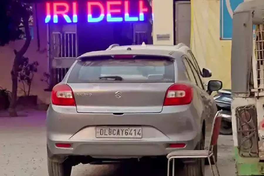 পুলিশ আরও জানিয়েছে, মনোজ মিত্তল এক জন রেশন ডিলার। সুলতানপুরী এলাকায় মিত্তলের একটি রেশন দোকান রয়েছে।