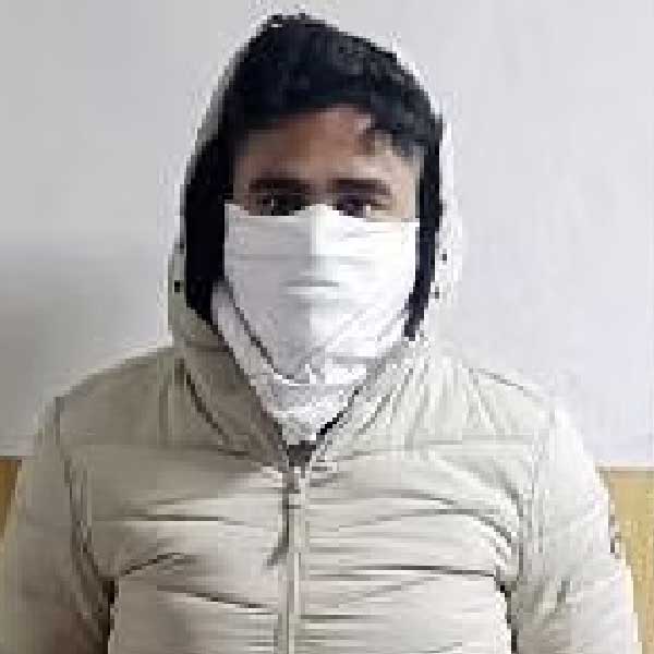 এই ঘটনায় আর এক অভিযুক্ত দীপক খন্না। পুলিশ জানিয়েছে, ঘটনার দিন রাতে দীপকই গাড়ি চালাচ্ছিলেন। দীপক গ্রামীণ সেবা-র গাড়িচালক। দীপক এবং এই ঘটনার আর এক অভিযুক্ত অমিত দুই বন্ধু। পুলিশ সূত্রে খবর, দীপকের বন্ধু আশুতোষ। আর এই আশুতোষই তাঁর আর এক বন্ধু লোকেশের কাছ থেকে গাড়ি ধার নিয়ে দীপকদের দিয়েছিলেন।