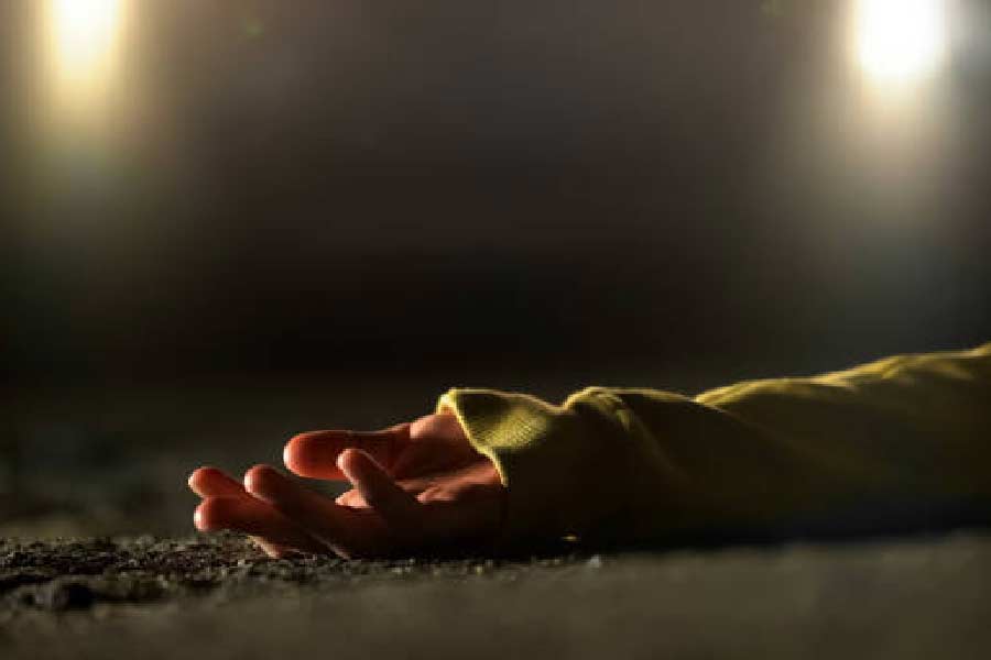 দীপক পুলিশের কাছে দাবি করেছেন, তিনি যখন গাড়ি চালাচ্ছিলেন, মনে হচ্ছিল গাড়ির নীচে কিছু একটা আটকে রয়েছে। গাড়িতে বসা অন্য বন্ধুদের সে কথা জানালেও তাঁরা বিশেষ পাত্তা দিতে চাননি। যদিও অমিতের দাবি কতটা সত্য তা খতিয়ে দেখছে পুলিশ।