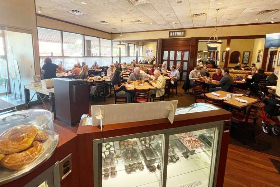 এই ক্যাফেতে মূলত ফ্রেঞ্চ ও আমেরিকান খাবারই মিলবে। 