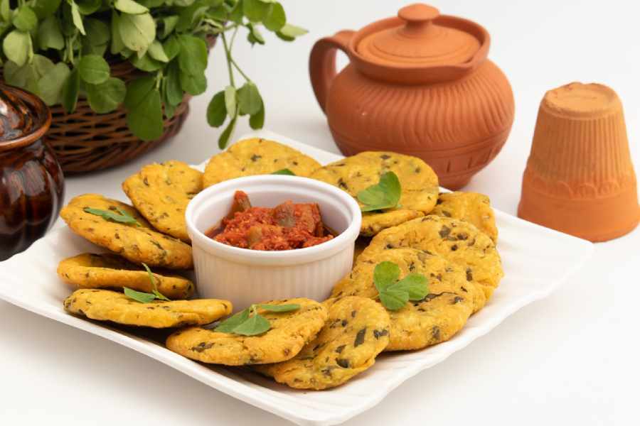 চায়ের সঙ্গে জমে যাবে মেথি পাপড়ি।