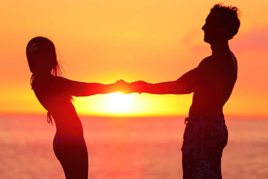 সে দিন ছিল বর্ষশেষের দিন। নতুন বছরকে স্বাগত জানাতে গমগম করছিল গোয়া। চারদিকে শুধুই হুল্লোড়। ডিসেম্বরের শেষ দিনে মনোরম আবহাওয়ায় গোয়ার সৌন্দর্য তারিয়ে তারিয়ে উপভোগ করছিলেন সকলে। নতুন বছরের দোরগোড়ায় পৌঁছনোর জন্য সময় যত এগোচ্ছিল, পানশালাগুলিতে ভিড় ততই বাড়ছিল। এমনই এক উষ্ণ পরিবেশে পানশালায় হাজারো লোকের মাঝে প্রথম চোখাচোখি হল দু’জনের।