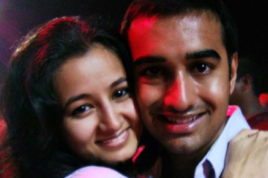 প্রথম দেখাই যেন তাঁদের বলে দিয়েছিল, ‘আবার হবে তো দেখা, এ দেখাই শেষ দেখা নয় তো’। হলও তাই। দু’বছরের মধ্যেই বিয়ের পিঁড়িতে বসলেন ওই যুগল। নিখিল ও হিরয়া— এই যুগলের প্রেমকাহিনি মন কেড়েছে সকলের।