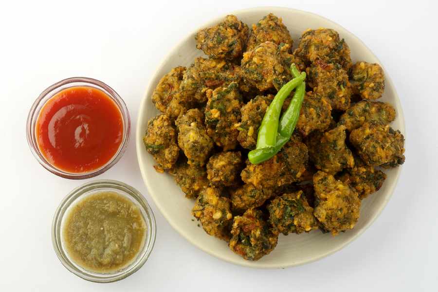 পুদিনা আর ধনেপাতার চাটনির সঙ্গে গরমাগরম পরিবেশন করুন পালক বাইট।
