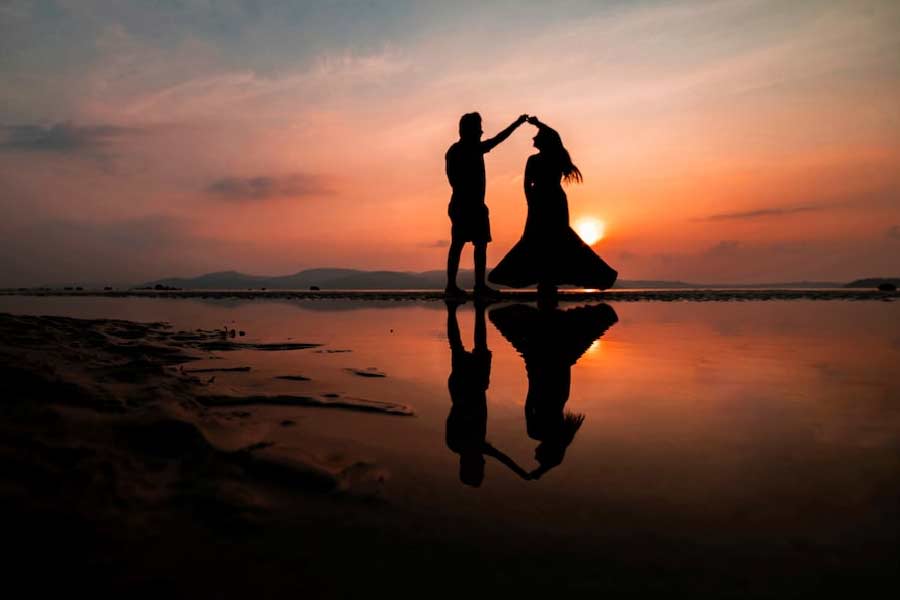 বর্ষশেষ আর বর্ষবরণের উদ্‌‌যাপন ঘিরে সে সময় গোয়ায় রঙিন পরিবেশ। নিখিলরাও তাই ঠিক করেন গোয়া ঘুরে বেড়াবেন। বর্ষশেষের রাতে তাঁরা একটি পানশালায় যাওয়ার সিদ্ধান্ত নেন। সেই মতো সেখানে যান তাঁরা।