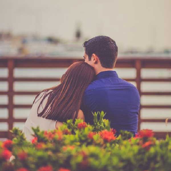 দেখলেন, এক দল তরুণী ভিড় জমিয়েছেন পানশালায়। আর তাঁদের মধ্যেই যাঁর সঙ্গে চোখাচোখি হল নিখিলের, তিনিই পরবর্তী কালে তাঁর জীবনসঙ্গী হলেন। তিনি হিরয়া। গুজরাতের বাসিন্দা হিরয়া তখন ২০ বছরের উচ্ছ্বল তরুণী। বর্ষশেষের আনন্দ চেটেপুটে উপভোগ করতে বন্ধুদের সঙ্গে তিনিও গোয়ায় গিয়েছিলেন। নিখিল আর হিরয়ার চোখাচোখি তো হল। কিন্তু এর পর তাঁদের আলাপ হওয়াটাও যে কোনও রুপোলি পর্দার প্রেমকাহিনিকে টেক্কা দিতে পারে।