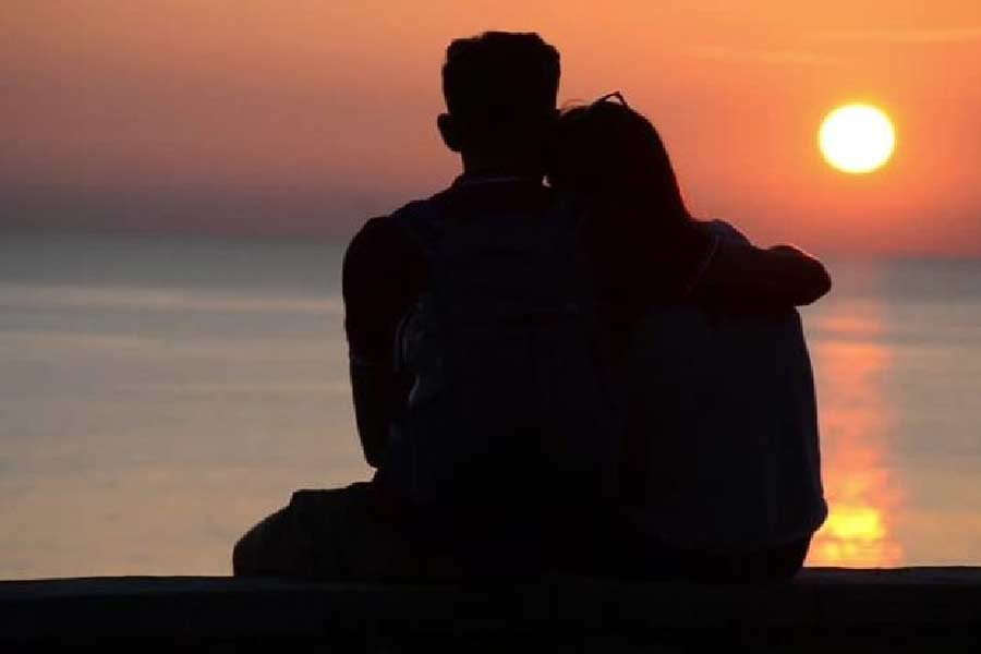 নিখিল এবং হিরয়া যে পানশালায় গিয়েছিলেন, সেখানে মহিলারা নিখরচায় প্রবেশ করতে পারেন। কিন্তু পুরুষদের টাকা দিতে হয়। আর যদি পুরুষ এবং মহিলারা একসঙ্গে যান, তা হলে কিছু ছাড় পাওয়া যায়। পানশালার বাইরে হিরয়ারা যখন লাইনে দাঁড়িয়েছিলেন, একদল যুবক তাঁদের প্রস্তাব দেন, হিরয়ারা যদি তাঁদের সঙ্গ দেন, তা হলে ছাড় পাবেন তাঁরা।