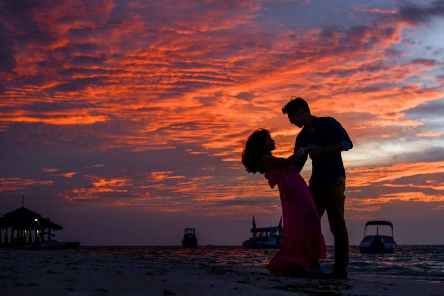 যুবকদের প্রস্তাবে রাজি হন হিরয়া এবং তাঁর বন্ধুরা। এর পর পানশালার মধ্যে হিরয়া এবং ওই যুবকদের দল একসঙ্গে নাচ করলেন, গল্প করলেন। এমন সময় হিরয়ার চোখ পড়ল নিখিলদের উপর। দেখলেন, স্যুট পরে ৩ যুবক পানশালায় সময় কাটাচ্ছেন। এটা দেখামাত্রই ওই যুবকদের সঙ্গে হিরয়ার এক বন্ধু কথা বললেন। তার পর শুরু হল সেই কাহিনি।