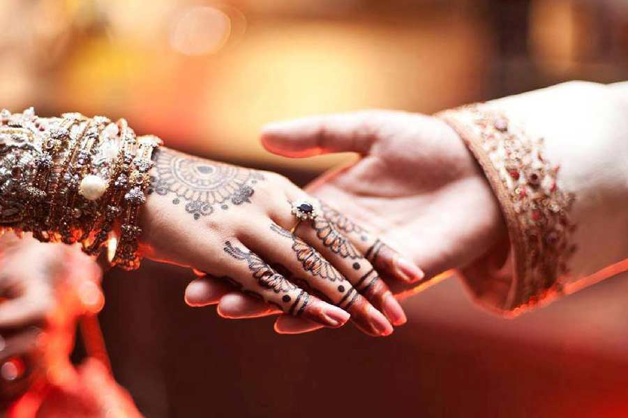 ডান্স ফ্লোরে নাচ করতে করতেই নিখিল ও হিরয়ার সব কথা যেন সারা হয়ে গিয়েছিল। একে অপরের সম্পর্কে জানতে নিজেদের জীবনের নানা কথা ভাগ করে নেন তাঁরা। সেই সময় বাজছিল ‘ব্রেক মাই হার্ট’ গান। তবে তাঁদের হৃদয়ে কোনও চিড় ধরেনি। বরং শুরু হয়েছিল একসঙ্গে হাতে হাত রেখে পথচলা।