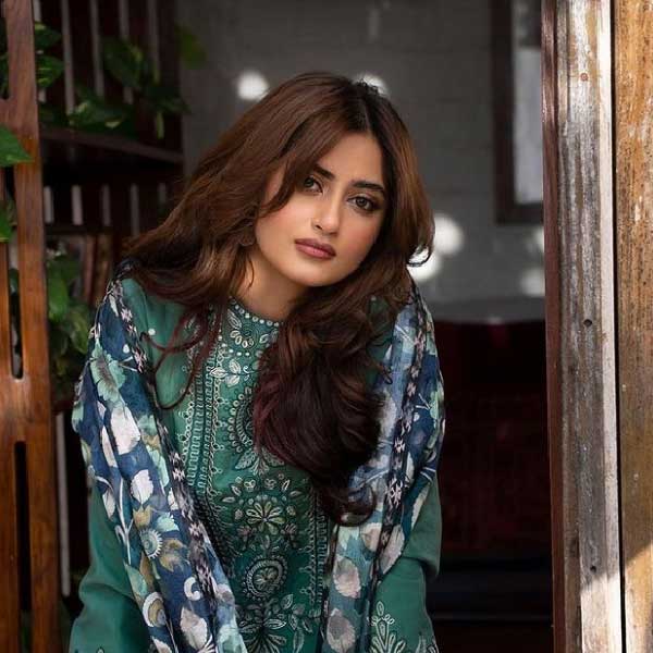 পাকিস্তানের অবসরপ্রাপ্ত সেনা আধিকারিক মেজর আদিল রাজা ওই দাবি করেছেন। নিজে একটি ইউটিউব চ্যানেল চালান রাজা। তাঁর চ্যানেলের তিন লক্ষ সাবস্ক্রাইবার রয়েছেন। সেই চ্যানেলেই রাজা দাবি করেন, পাকিস্তানের কয়েক জন অভিনেত্রীকে টোপ হিসাবে ব্যবহার করেছে সেনাবাহিনী। 